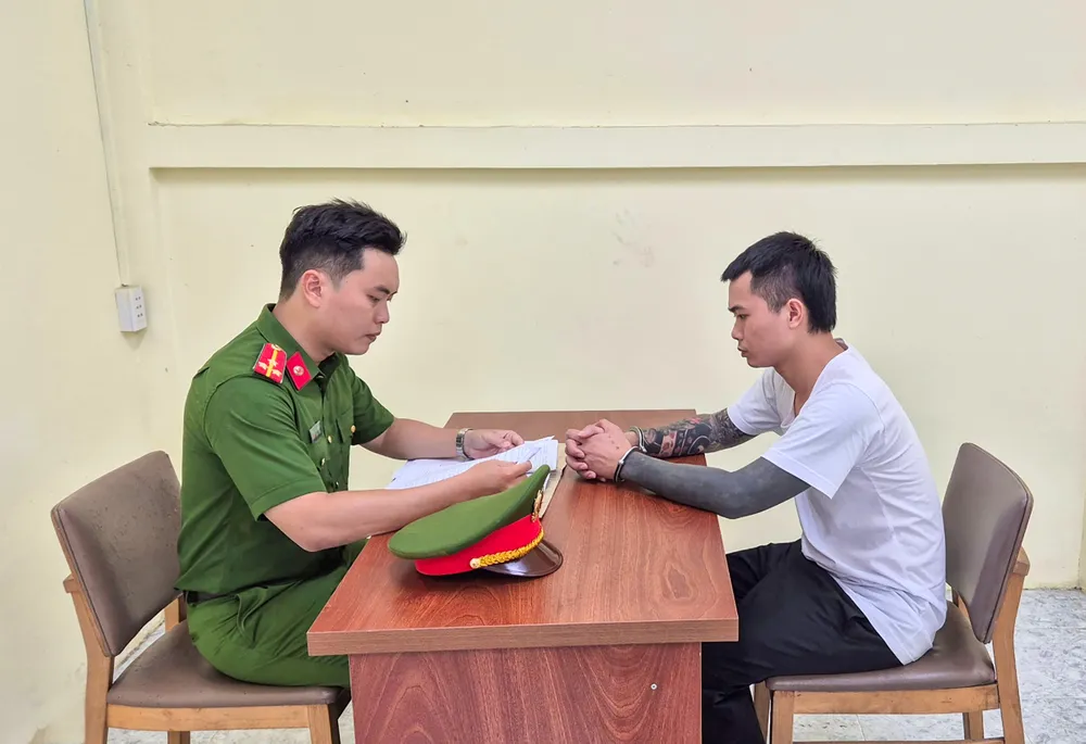 Cơ quan CSĐT, Công an TPHCM lấy lời khai Lê Anh Điệp Ảnh 2 - Tàng keng Lê Anh Điệp.jpg
