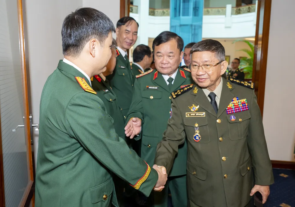Thượng tướng Hoàng Xuân Chiến, Thứ trưởng Bộ Quốc phòng (thứ hai từ phải qua) và Đại tướng Chay Saingyun, Quốc vụ khanh Thường trực Bộ Quốc phòng Campuchia (thứ nhất từ phải qua) gặp gỡ sĩ quan hai nước bên lề đối thoại TH65B6~1.JPG