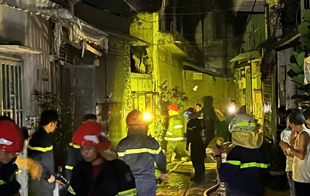 Lực lượng Cảnh sát Phòng cháy chữa cháy và Cứu nạn, cứu hộ, Công an TPHCM, tiếp cận hiện trường dập tắt đám cháy. Ảnh: MINH HOÀNG chay Bình Hưng Hòa 3 - lực lượng Cảnh sát Phòng cháy chữa cháy và Cứu nạn, cứu hộ, Công an TPHCM tiếp cận hiện trường dập tắt đám cháy. Ảnh MINH HOÀNG.jpg