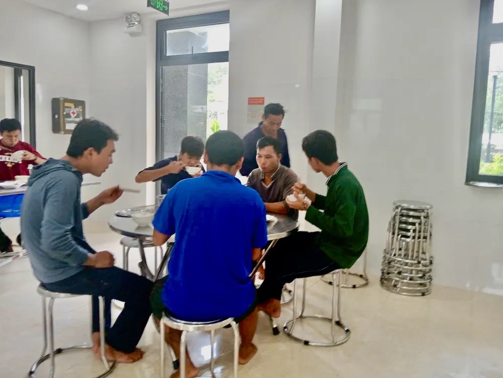 Đồn Biên phòng Côn Đảo bố trí nơi ăn, ở, chăm sóc sức khỏe cho các ngư dân gặp nạn cuu ngu dan  (2).jpg