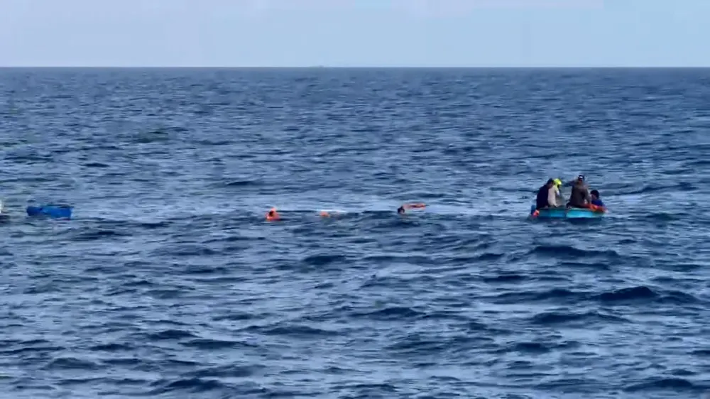 Vị trí tàu cá BT 93839 TS lúc này cách hòn Tre khoảng 3 hải lý, phương tiện bị chìm một phần và 8 thuyền viên đang trên thuyền thúng, lênh đênh trên biển INTRO.00_17_09_23.Still002.jpg