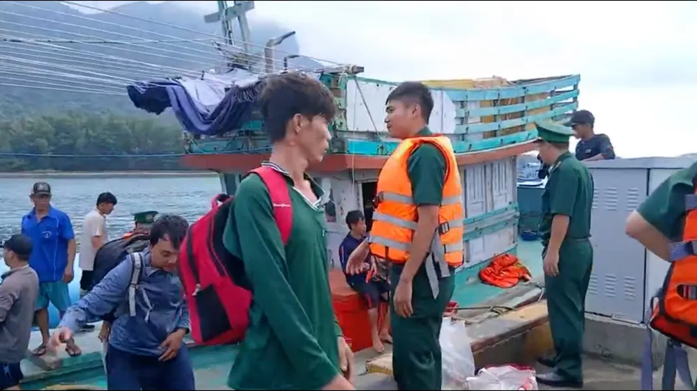 Các thuyền viên gặp nạn được lực lượng chức năng đưa lên cảng Bến Đầm an toàn INTRO.00_17_52_04.Still003.jpg