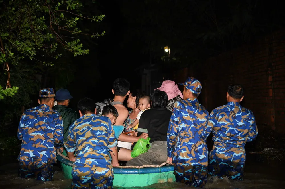 Công tác cứu hộ được khẩn trương thực hiện trong đêm. Ảnh: LỮ ĐOÀN 681 z7172961379812_c7f48689d370f3c563f3d4b04614d5ce.jpg