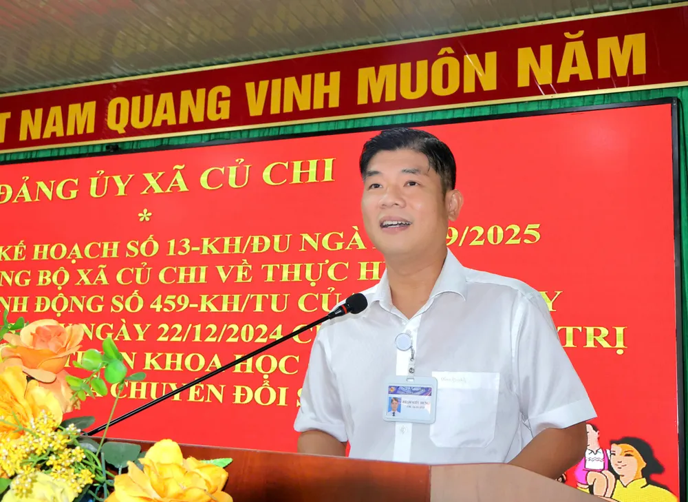 Đồng chí Phạm Kiều Hưng, Phó Bí thư Đảng ủy, Chủ tịch UBND xã Củ Chi báo cáo tại hội nghị z7173920731520_03b9714eae87306da3fc5a5e74fc4245.jpg