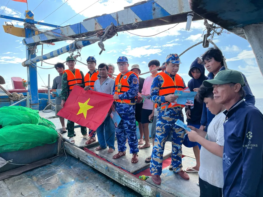 Cán bộ, chiến sĩ Hải đoàn Biên phòng 18 và Bộ Tư lệnh Vùng Cảnh sát biển 3 tổ chức tuyên truyền chống khai thác IUU cho ngư dân z7174043804266_fec63dc9bec52d3372ef1a93a2df5db2.jpg
