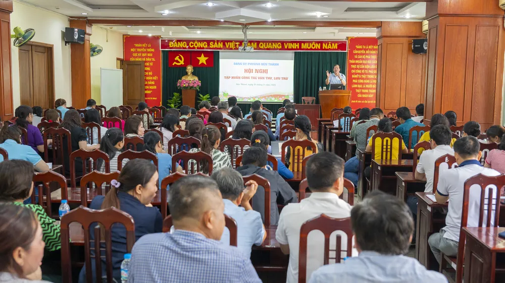 Cán bộ, đảng viên phường Bến Thành tham gia học tập, nghiên cứu tại hội nghị Cán bộ, đảng viên phường Bến Thành tham gia học tập, nghiên cứu chuyên đề nghiệp vụ văn thư lưu trữ.jpg
