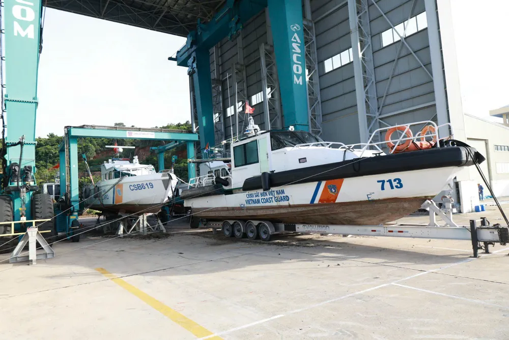Các xuồng CSB của Hải đoàn 32, Bộ Tư lệnh Vùng Cảnh sát biển 3 được đưa về vị trí an toàn..jpg