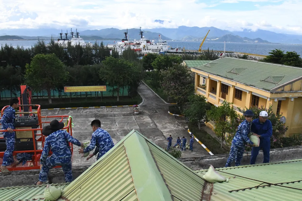 Cán bộ, chiến sĩ Hải đoàn 32, gia cố mái nhà ở, nhà làm việc và các vị chí xung yếu.JPG