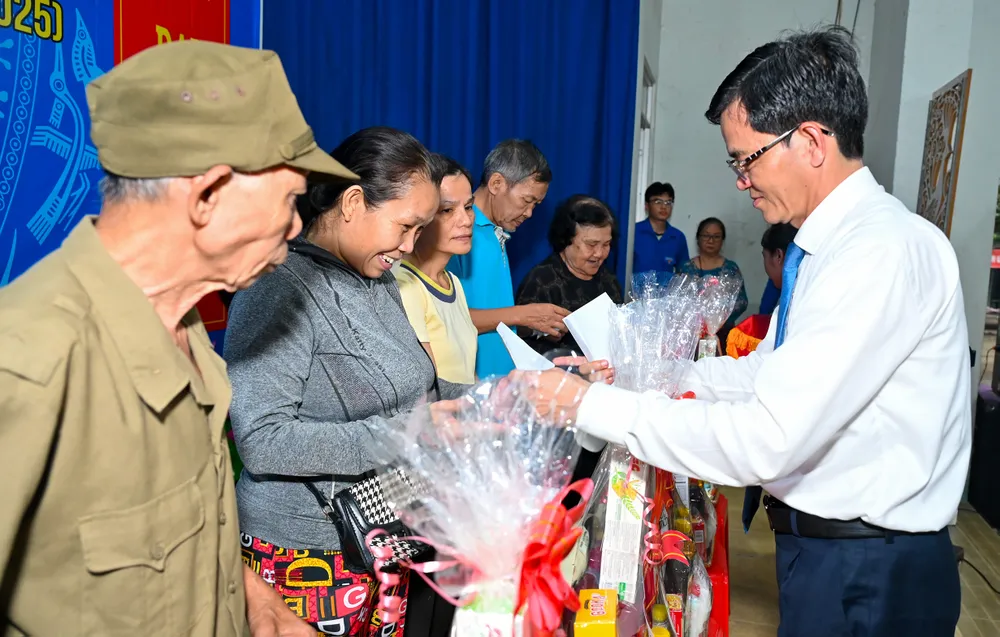 Đồng chí Dương Trọng Hiếu, Phó Trưởng Ban Thường trực Ban Tổ chức Thành ủy TPHCM tặng quà các hộ dân có hoàn cảnh khó khăn trên địa bàn phường Tân Thới Hiệp.jpg