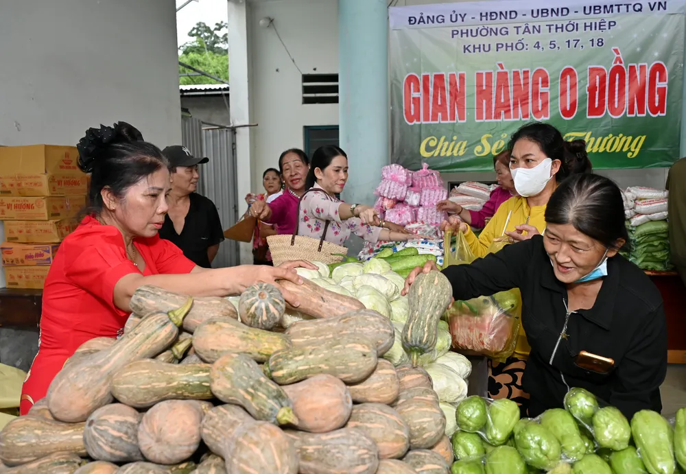 Người dân mua sắm tại gian hàng Chợ 0 đồng tại ngày hội.jpg