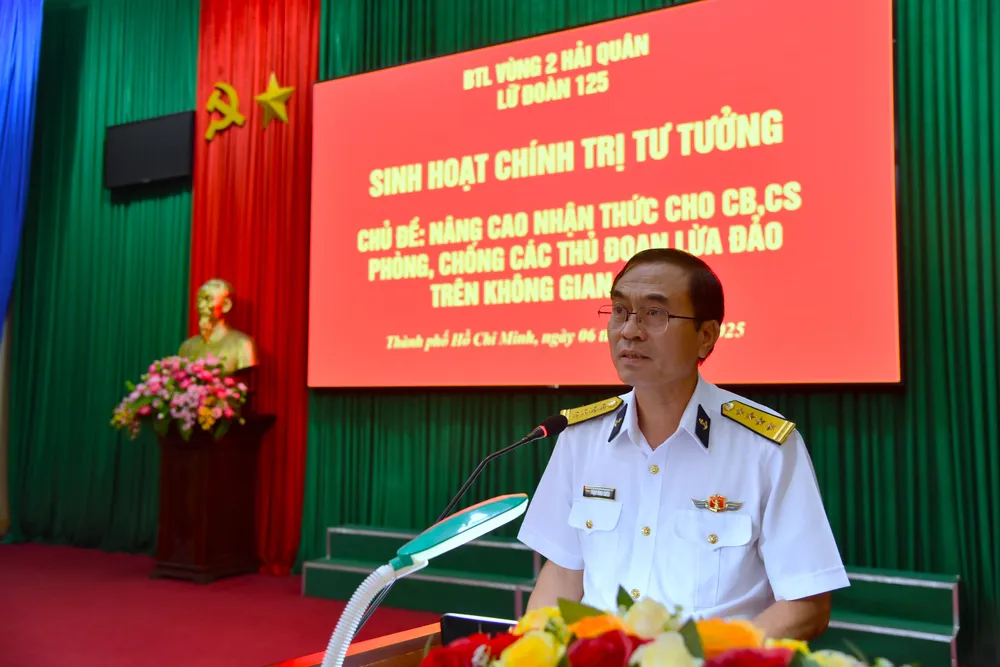 Ảnh 2. Đại tá Phạm Minh Chiến, Chính ủy Lữ đoàn chủ trì buổi sinh hoạt .JPG