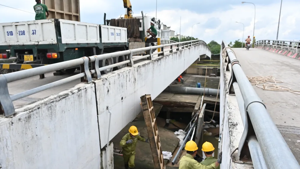 អាជ្ញាធរបានពង្រឹងជាបន្ទាន់នូវទីតាំងទឹកជំនោរបាក់ក្រោមស្ពាន Ba Thon នៅព្រឹកថ្ងៃទី៧ ខែវិច្ឆិកា។ រូបភាព៖ Anh Tu DSC_1396.JPG