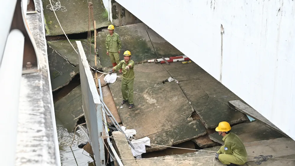 កម្មករនៃក្រុមហ៊ុនគ្រប់គ្រង និងកេងប្រវ័ញ្ចសេវាធារាសាស្ត្រទីក្រុងហូជីមិញ បានដឹកជញ្ជូន និងដំឡើងបន្ទះដែកជាបន្ទាន់ ដើម្បីពង្រឹងលូដែលបាក់។ DSC_1420.JPG