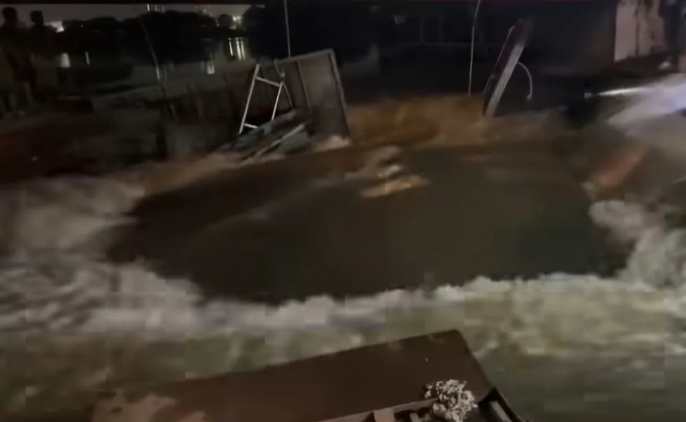 ទ្វារទឹកការពារជំនោរបាក់ក្រោមស្ពានដូយ (ស្ពានបាថន) នៅល្ងាចថ្ងៃទី៦ វិច្ឆិកា។ z7198778065455_203dc929219214545a55e0e7a8631d5f.jpg