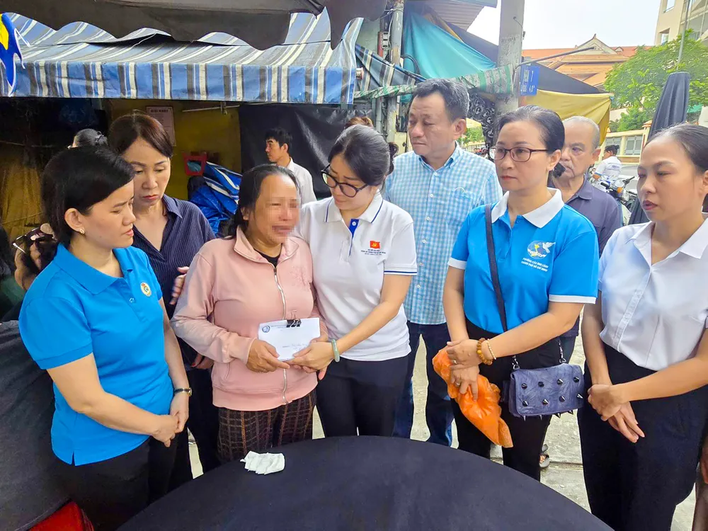 Đại diện chính quyền, các hội, đoàn thể phường Cầu Ông Lãnh chia buồn sâu sắc và động viên tinh thần gia đình sớm vượt qua mất mát.jpg