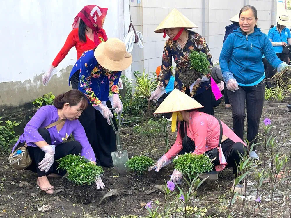 Hội LHPN phường Bình Hoà trồng hoa tô điểm không gian phố phường tại tuyến đường Bình Hoà 11 (1).jpg