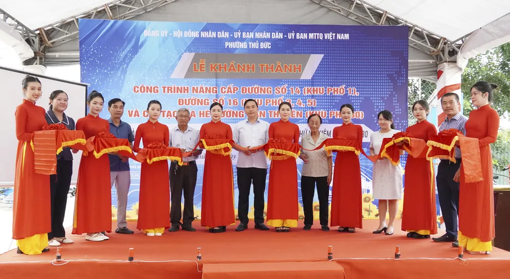 Nghi thức cắt băng khánh thành các công trình cải tạo, nâng cấp đường, vỉa hè trên địa bàn. Ảnh THU HƯỜNG.jpg