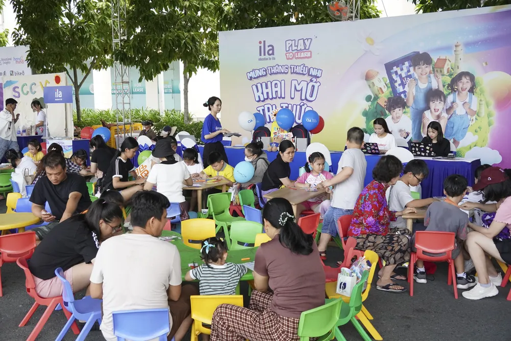 Nhiều địa phương tổ chức các hoạt động, tạo môi trường gắn kết giữa cha mẹ và các con. Ảnh THU HƯỜNG.jpg