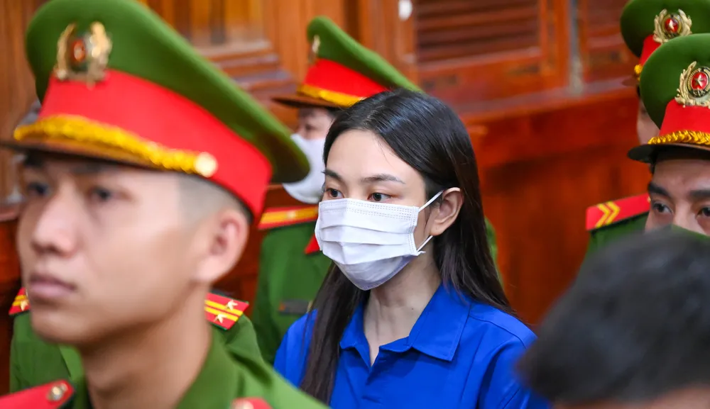 Bị cáo Nguyễn Thúc Thùy Tiên tại phiên tòa xét xử chiều 19-11.jpg