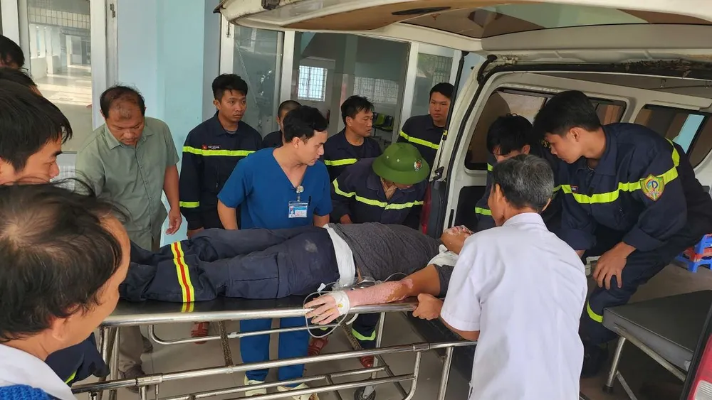 Đồng chí Nguyễn Quang Minh được đưa đi cấp cứu, ngày 25-11.jpg