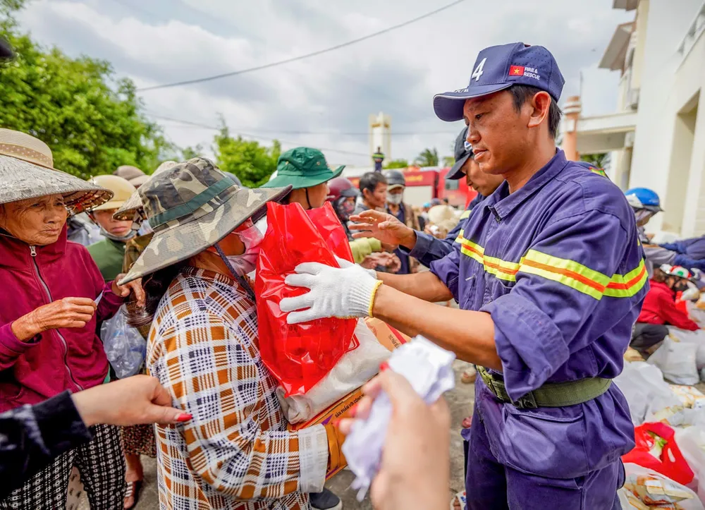 Trực tiếp trao quà đến người dân tỉnh Đắk Lắk, Thượng tá Nguyễn Chí Thành, Phó Trưởng phòng Cảnh sát PCCC&CNCH.jpg