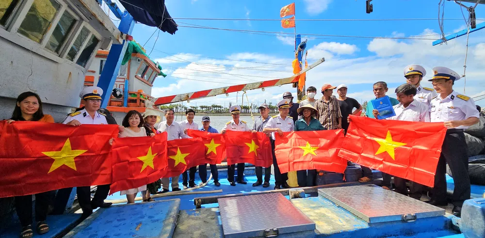 5 - Lữ đoàn 171, Vùng 2 Hải quân tặng quà, cờ Tổ quốc kết hợp tuyên truyền phòng chống khai thác IUU cho chủ tàu, thuyền viên..jpg