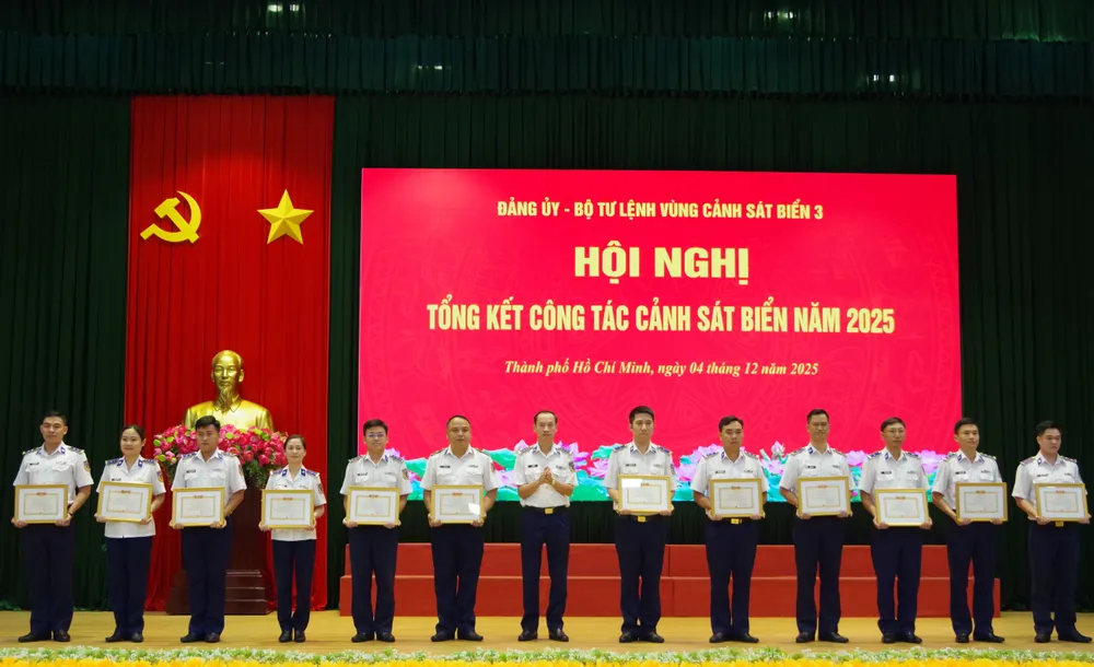 Đại tá Lê Văn Tú, Chính ủy BTL Vùng Cảnh sát biển 3 trao thưởng cho các cá nhân đạt thành tích xuất sắc trong phong trao thi đua quyết thắng năm 2025.JPG