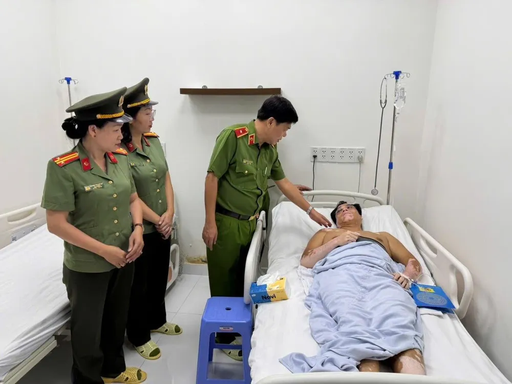Generalmajor Nguyen Thanh Huong, visedirektør for Ho Chi Minh-byens politi, besøkte og oppmuntret oberstløytnant Nguyen Quang Minh. Thiếu tướng Nguyễn Thanh Hưởng, Phó Giám đốc Công an TP.HCM, thăm hỏi, động viên Trung tá Nguyễn Quang Minh.jpg
