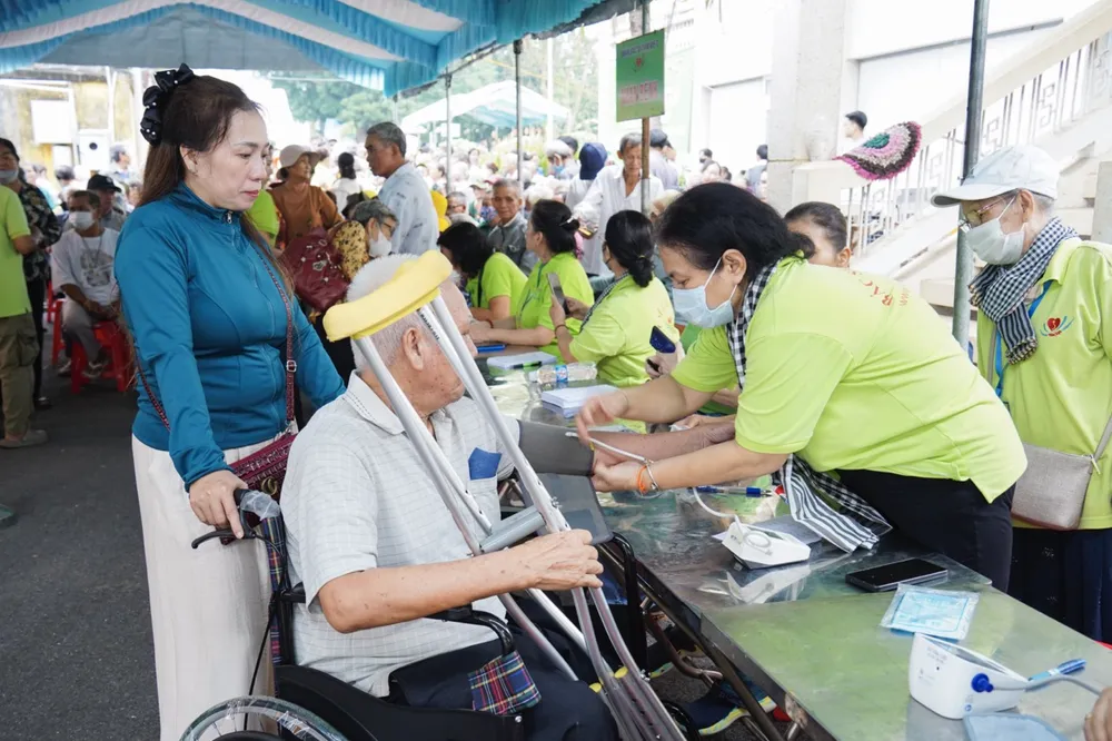 ताम वियत मेडिकल टीम के डॉक्टर आम जनता की स्वास्थ्य जांच करते हैं और उन्हें स्वास्थ्य संबंधी सलाह प्रदान करते हैं। 3.1.jpeg