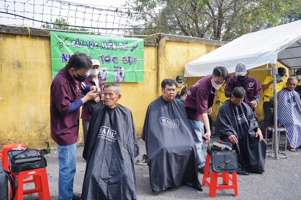 इस कार्यक्रम में निवासियों को मुफ्त बाल कटवाने और नाश्ता भी मिला। 7.jpeg