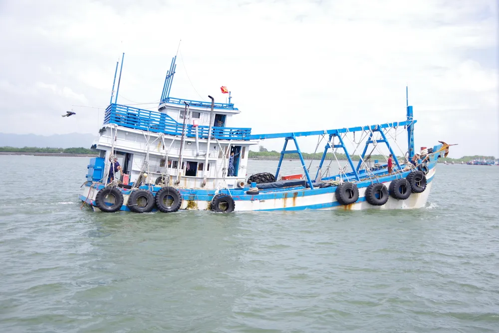 Áp giải tàu vi phạm LA-99093-TS về BTL Vùng Cảnh sát biển 3.JPG