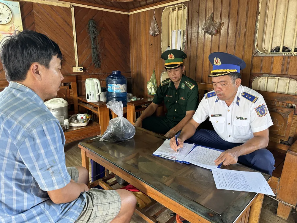 Lục lượng chức năng làm việc với thuyền trưởng Xà lan Trần Văn Thường.JPG