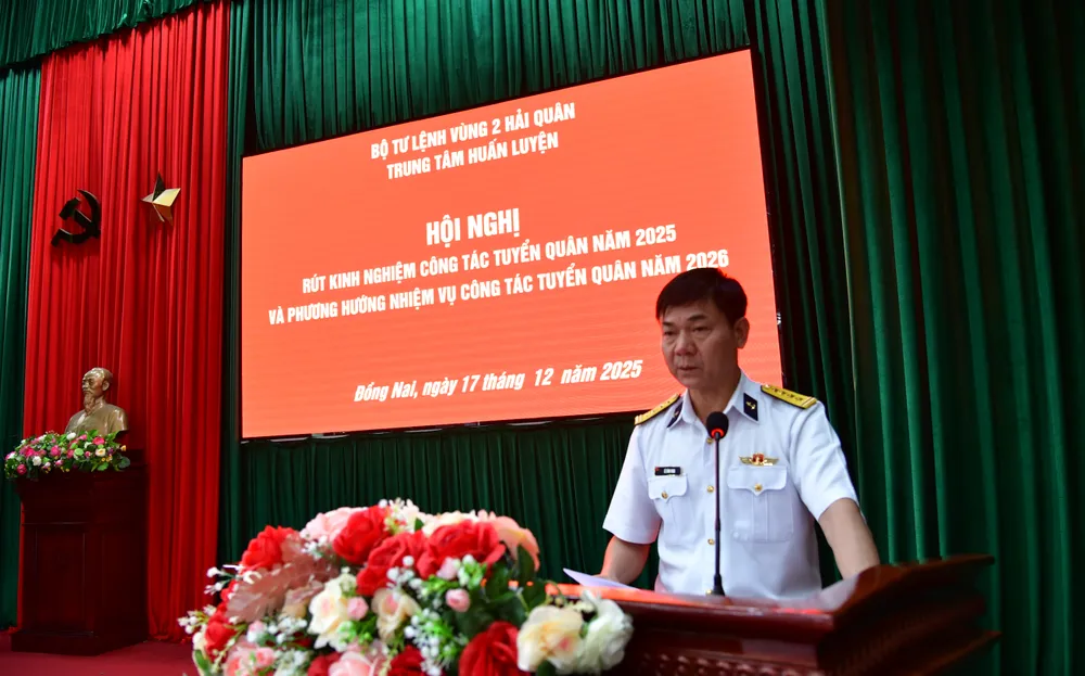 Ảnh 1. Đại tá Lê Đình Nghi - Phó Tham mưu trưởng Vùng 2 phát biểu chỉ đạo.JPG