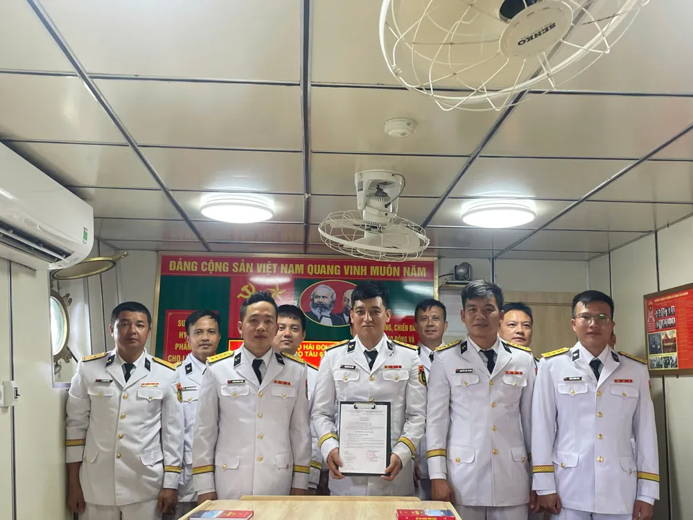 Ảnh 2. Đảng viên mới Nguyễn Văn Tiến chụp ảnh lưu niệm với đảng viên trong Chi bộ.jpg