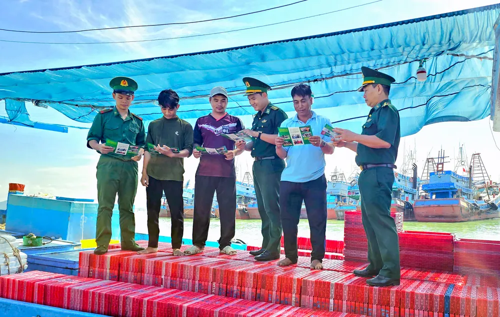 Cán bộ, chiến sĩ Đồn Biên phòng Bến Đá tuyên truyền IUU cho ngư dân Vũng Tàu..jpg