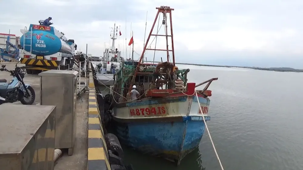 Tàu vi phạm 1.jpg