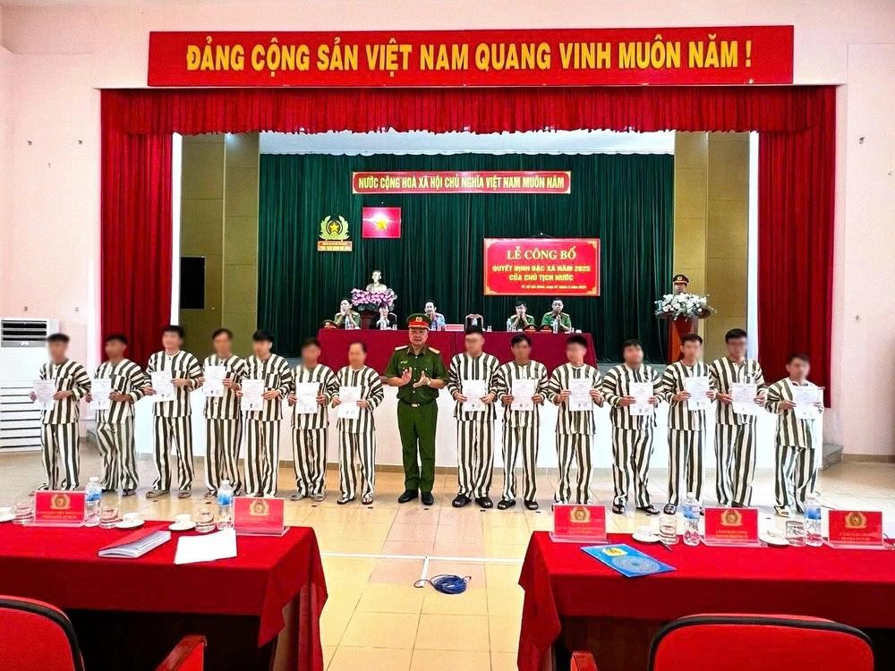 本市公安厅副厅长阮廷阳上校向囚犯宣读特赦决定。