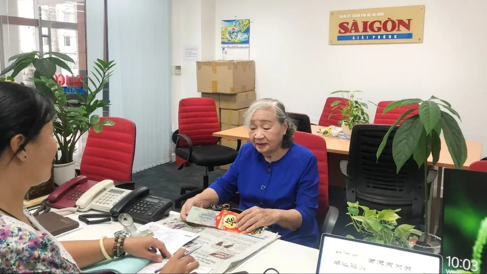 Bạn đọc đến trụ sở Báo SGGP quyên góp ủng hộ đồng bào miền Bắc bị thiên tai L4c.jpg