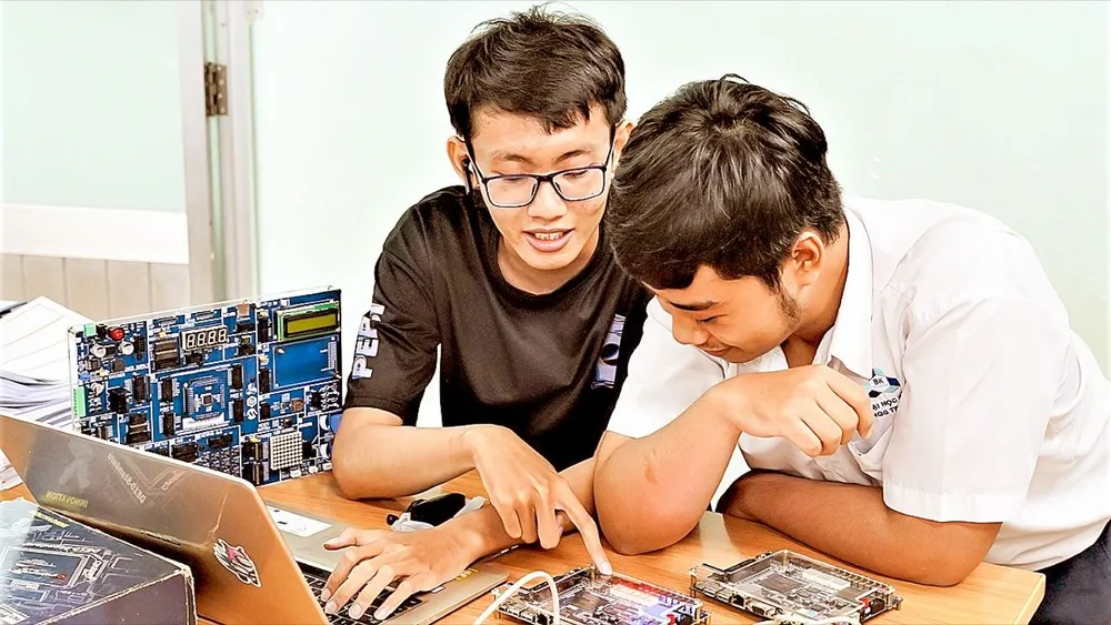 Sinh viên Trường Đại học Bách khoa (Đại học Quốc gia TPHCM) học thực hành tại phòng thí nghiệm Khoa Điện - Điện tử D4d.jpg