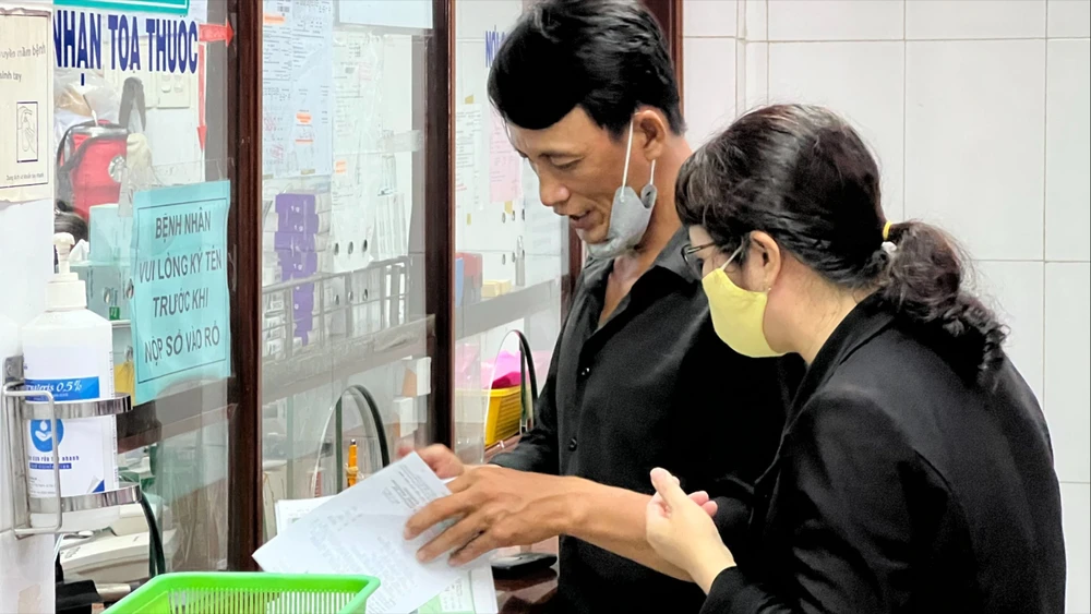Người bệnh chờ mua thuốc BHYT ở Bệnh viện Chấn thương chỉnh hình, TPHCM CHU DE.jpg