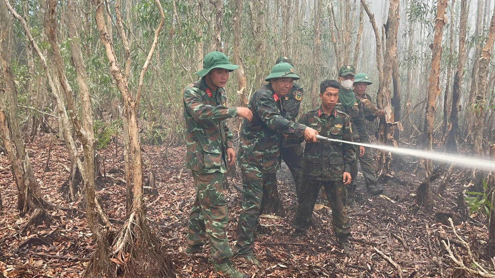 Lực lượng chức năng chữa cháy rừng tràm tại huyện Giang Thành, tỉnh Kiên Giang mùa khô năm 2024. Ảnh: Thành Nhơn