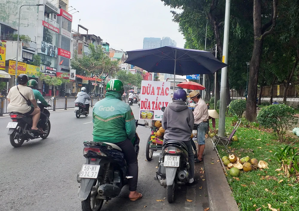 Bán hàng dưới lòng đường