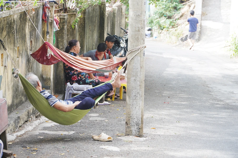 Cột điện “mọc” trên đường lên di tích