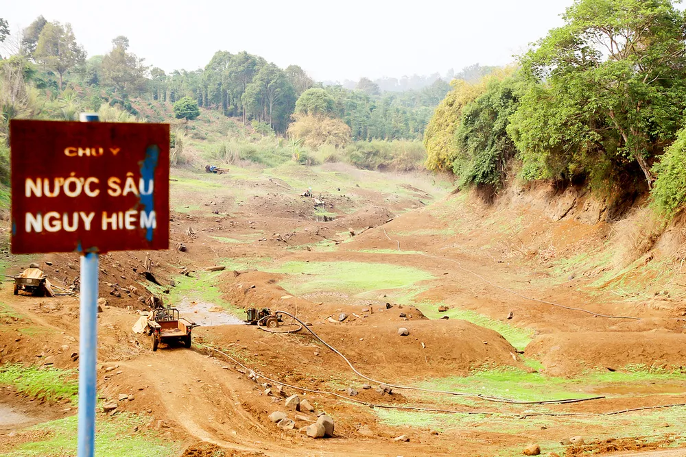 Hồ Đắk M'Bai (xã Đắk Lao, huyện Đắk Mil, tỉnh Đắk Nông) trơ đáy B7a.jpg