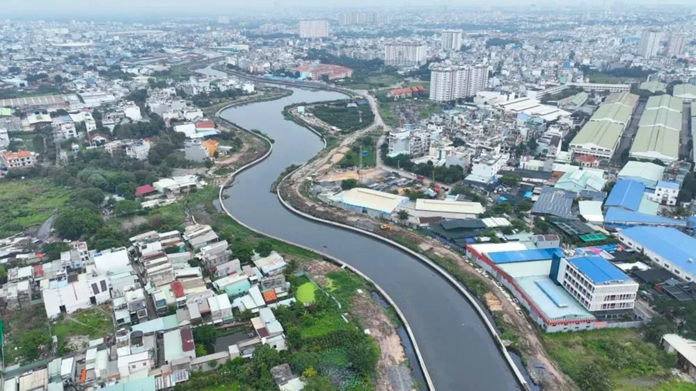 Kênh Tham Lương - Bến Cát - rạch Nước Lên trong giai đoạn nước rút về đích. Ảnh: QUỐC HÙNG X1f.jpg