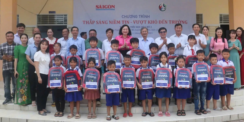 Đồng chí Đoàn Minh Quyền, Bí thư Đảng ủy xã Sơn Vĩ và đồng chí Đỗ Ngọc Quang, Phó phụ trách Văn phòng Hà Nội và các tỉnh phía Bắc của Báo SGGP trao học bổng cho học sinh nghèo học giỏi. Ảnh: QUANG PHÚC F3a.jpg