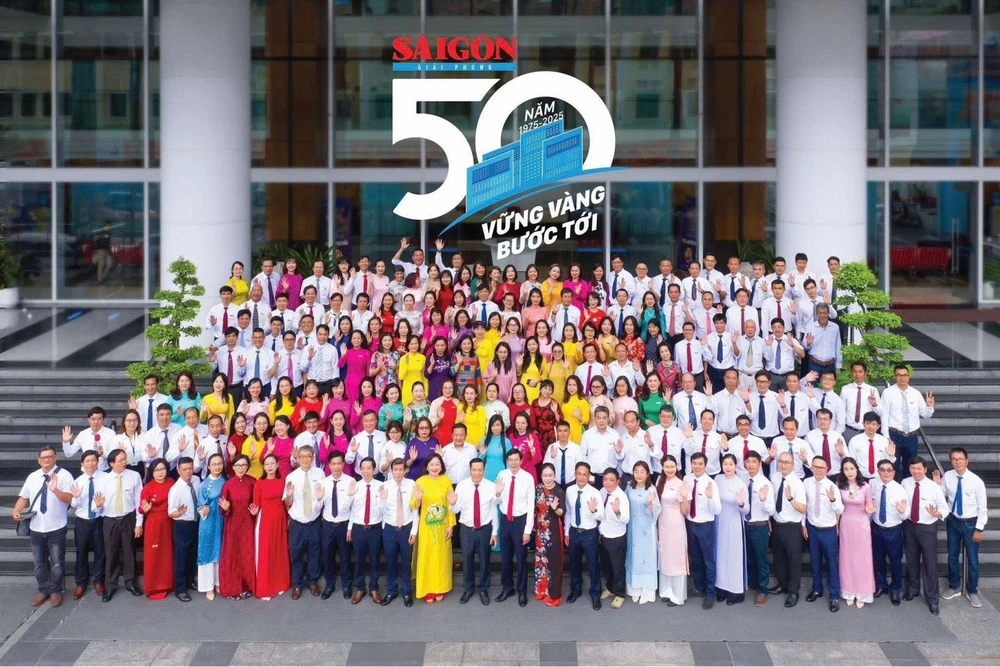 Đội ngũ những người làm báo Báo SGGP hôm nay Vững vàng bước tới. Ảnh: HOÀNG HÙNG - DŨNG PHƯƠNG F3b.jpg