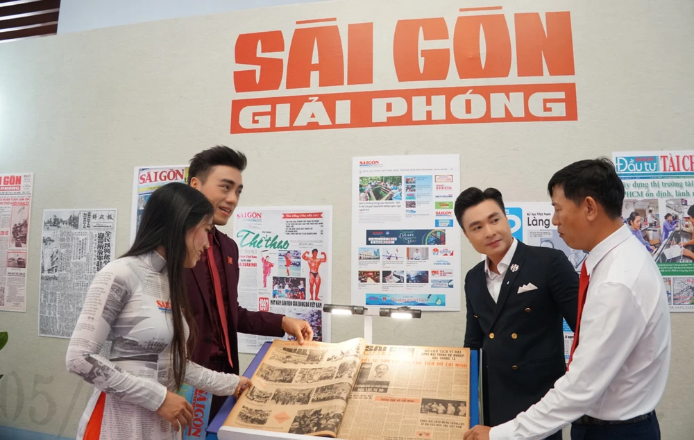 Phóng viên Báo SGGP và các đại biểu xem tư liệu Báo SGGP tại lễ kỷ niệm F3h.jpg