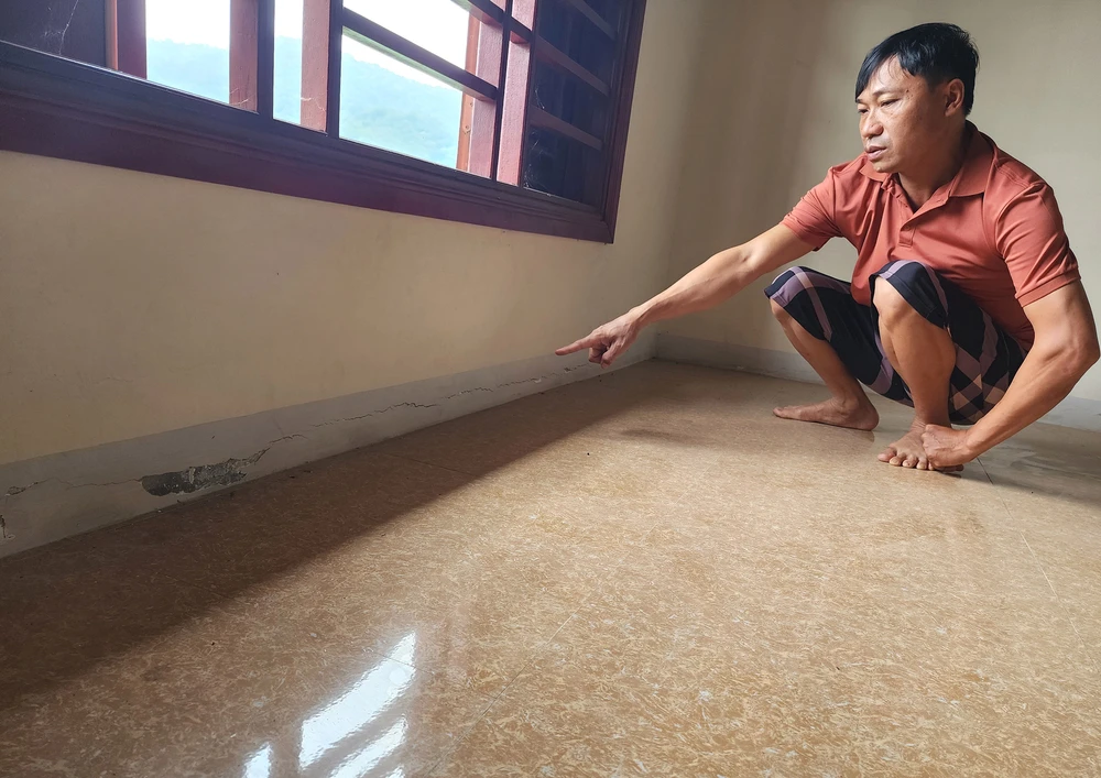 Người dân ở xã Sơn Kim 1 lo lắng khi nhà bị nứt do ảnh hưởng thi công dự án cải tạo, nâng cấp quốc lộ 8A F4a.jpg