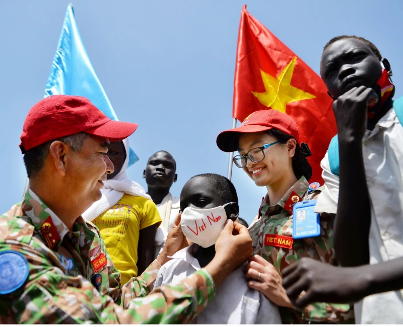 Các chiến sĩ mũ nồi xanh Việt Nam lan tỏa tinh thần Việt Nam ở Nam Sudan. Ảnh: BVCC H5A.jpg